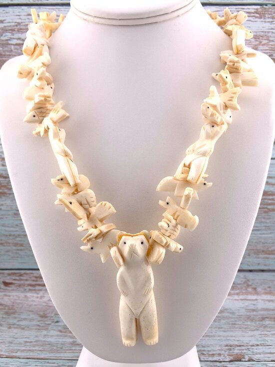 Jewelry - Hand Carved Bear Fetish Necklace Zuni Native American Style J1417
